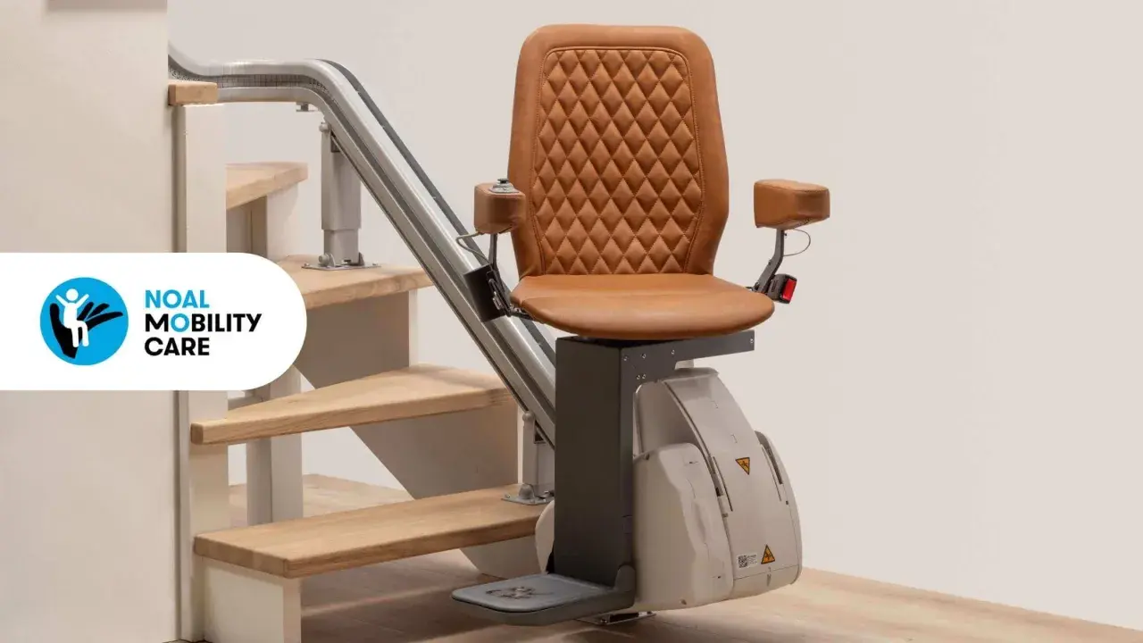 Un montascale moderno con sedile in pelle marrone, un esempio di diversi tipi di montascale per la mobilità.