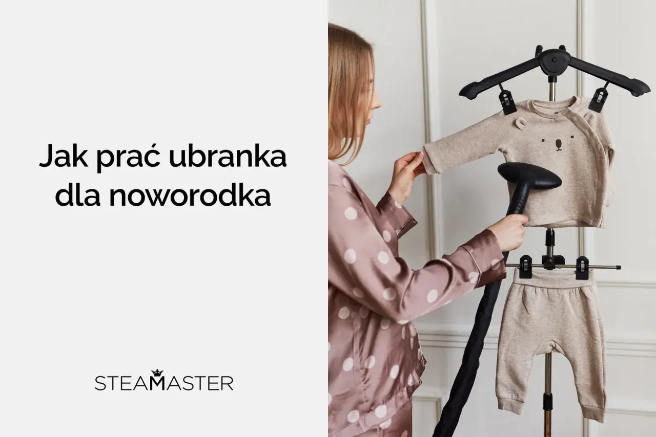 Kobieta paruje ubranka dla noworodka w 40 stopniach. Delikatne tkaniny z misiem są gotowe do noszenia.