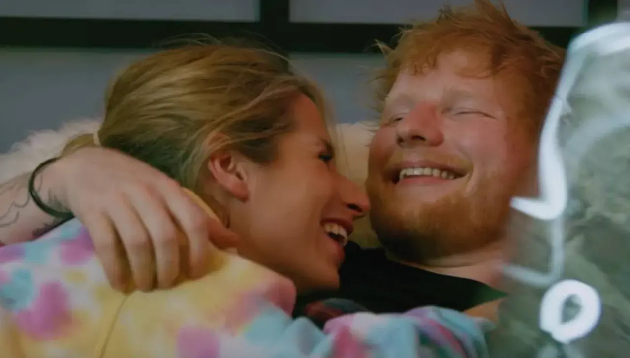 Ed Sheeran z żoną, śmieją się, czule obejmując. Marzą o swoich ed sheeran dzieciach.