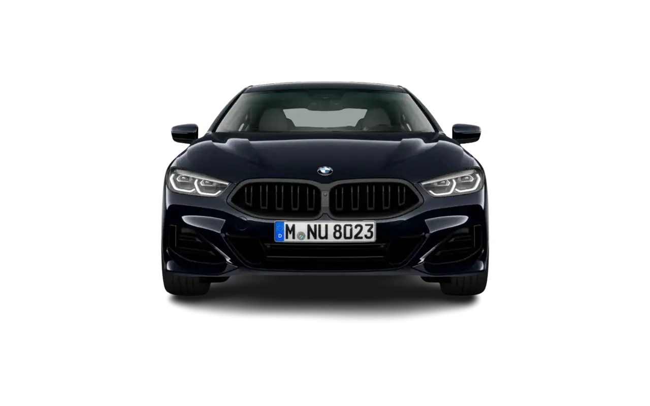 Eleganckie BMW 840i w ciemnym kolorze, z charakterystyczną atrapą chłodnicy i ostrymi światłami LED, prezentuje się majestatycznie na czarnym tle.