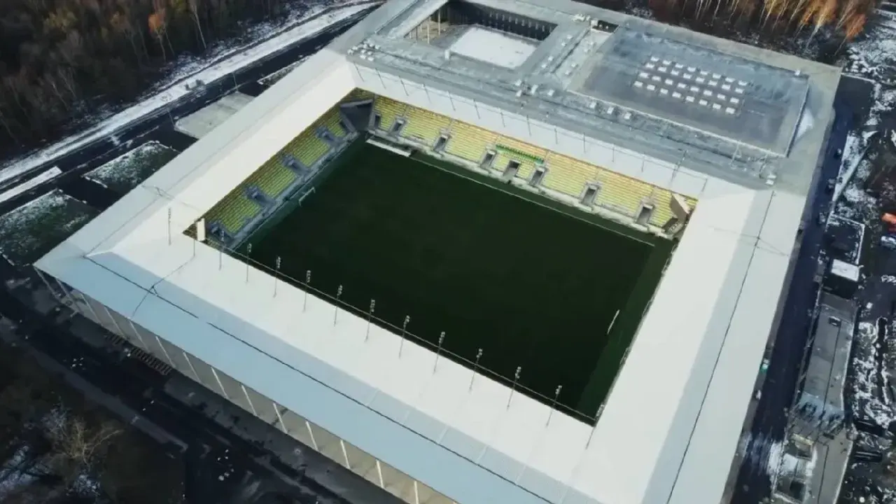 Nowe, małe stadiony piłkarskie w zimowej scenerii, gotowe na przyszłe emocje sportowe.