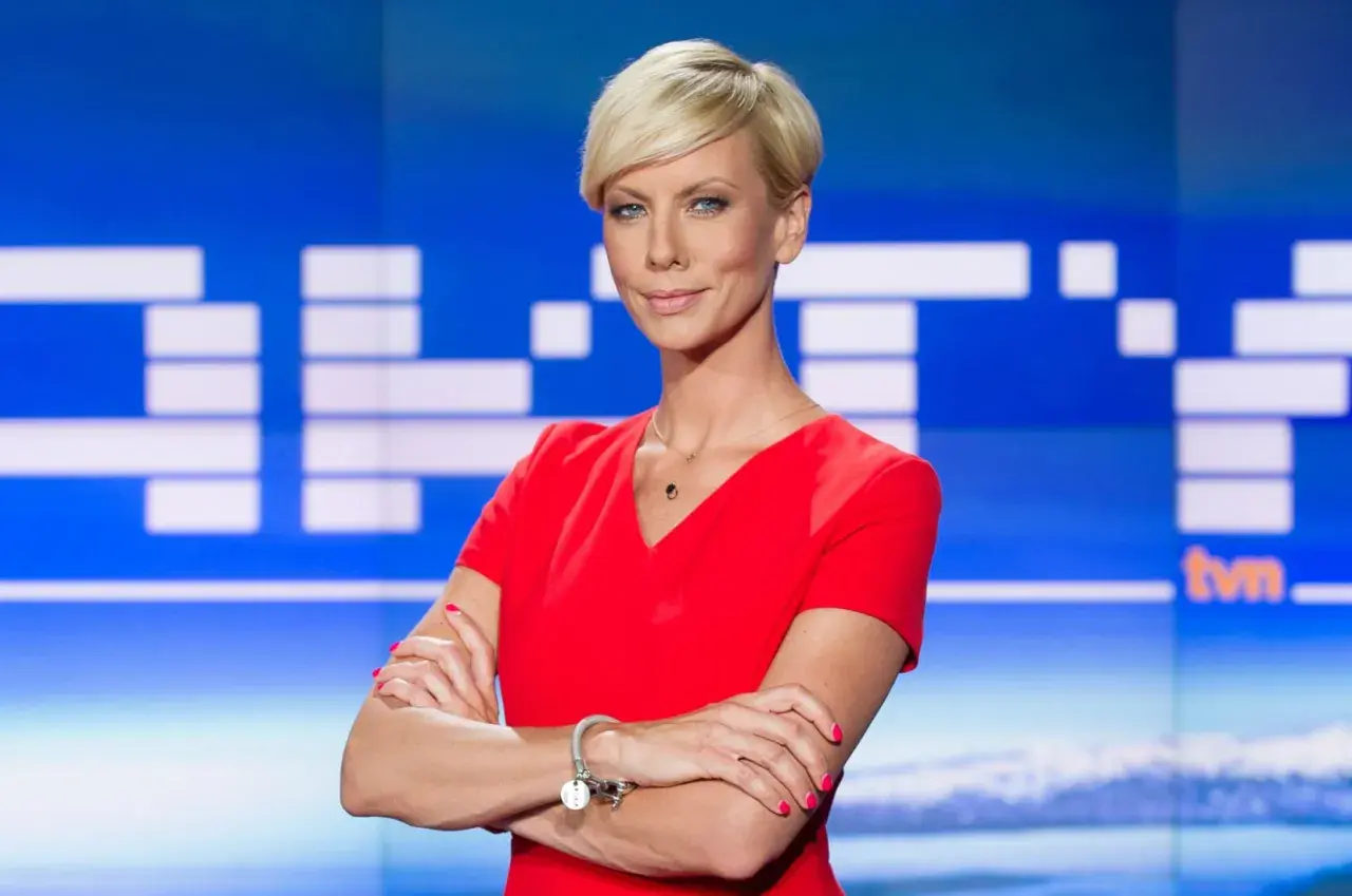 Małgorzata Łaszcz, dziennikarka, w czerwonej sukience, z krótkimi blond włosami, na tle studia TVN.