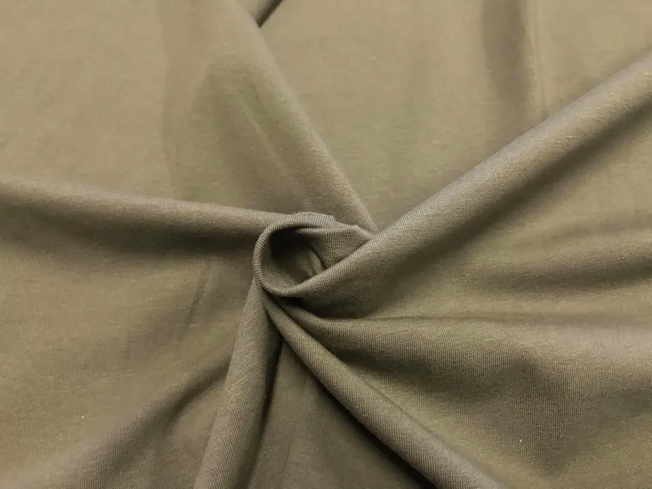 Miękka, elastyczna tkanina single jersey w kolorze khaki, idealna na koszulki.