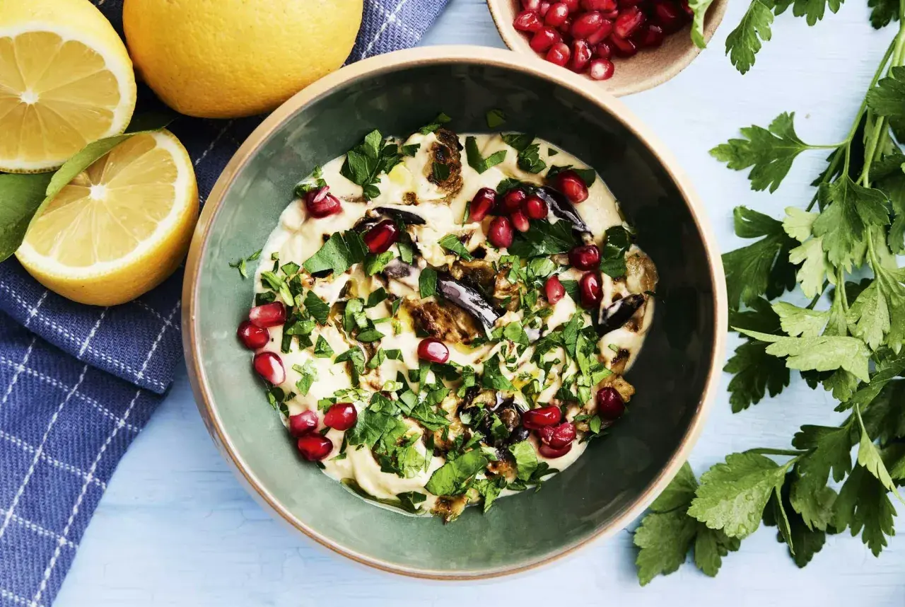 En krämig aubergine röra med granatäpple och persilja, perfekt för ett läckert aubergine recept.