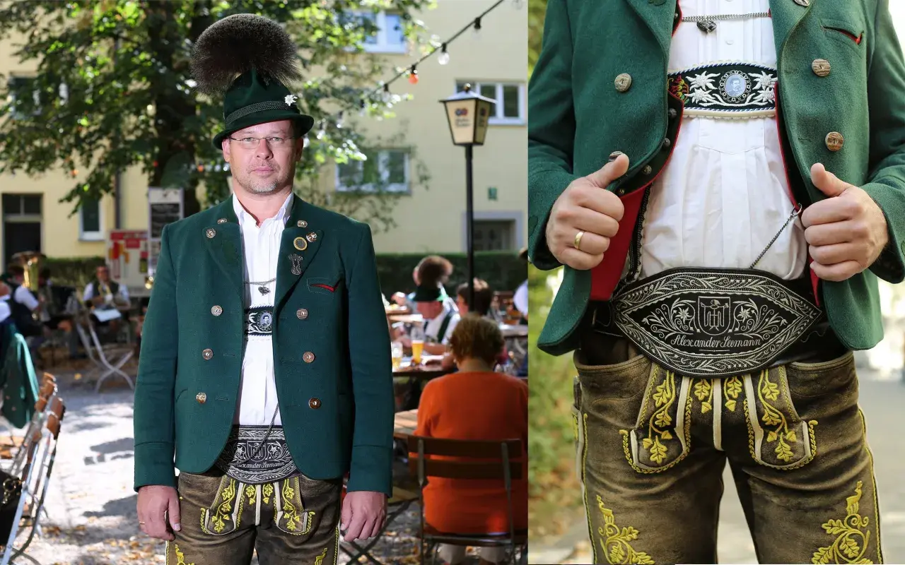 Mann in traditioneller Werdenfelser Tracht mit grünem Janker, bestickter Lederhose und Hut mit Gamsbart.