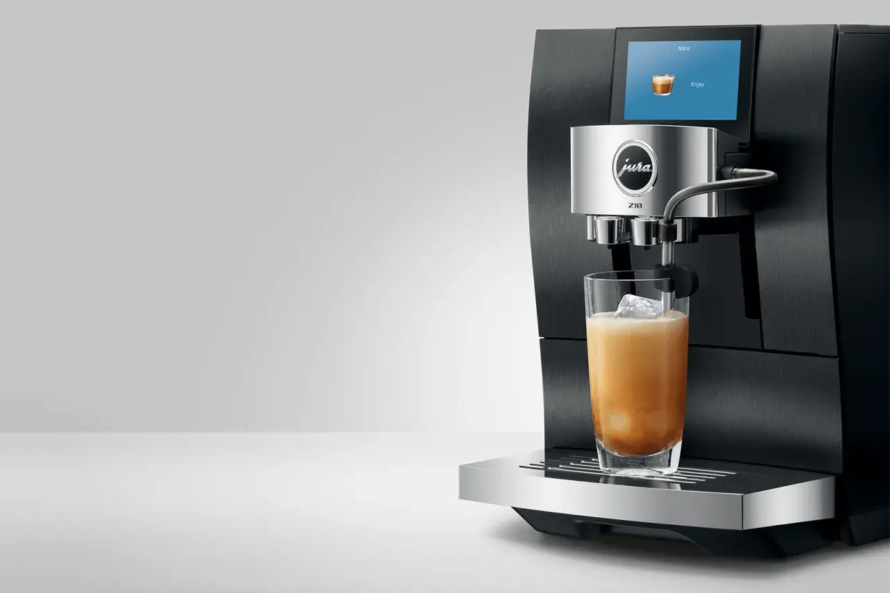 Elegancki ekspres Jura Z10 przygotowuje orzeźwiający nitro cold brew. Idealny napój na gorące dni.