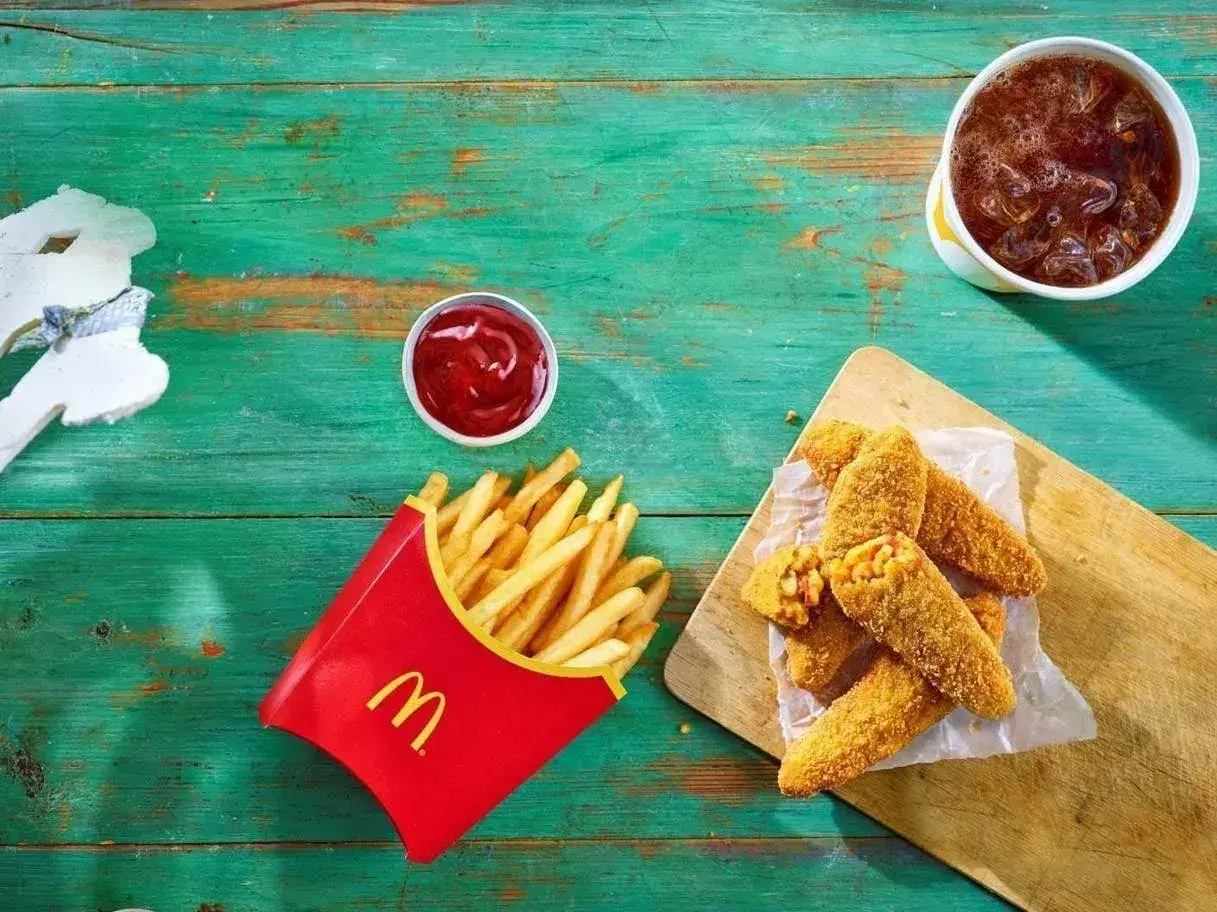 McWrap wege z McDonald's, frytki i napój. Zastanawiasz się nad wege wrap mcdonald kcal?