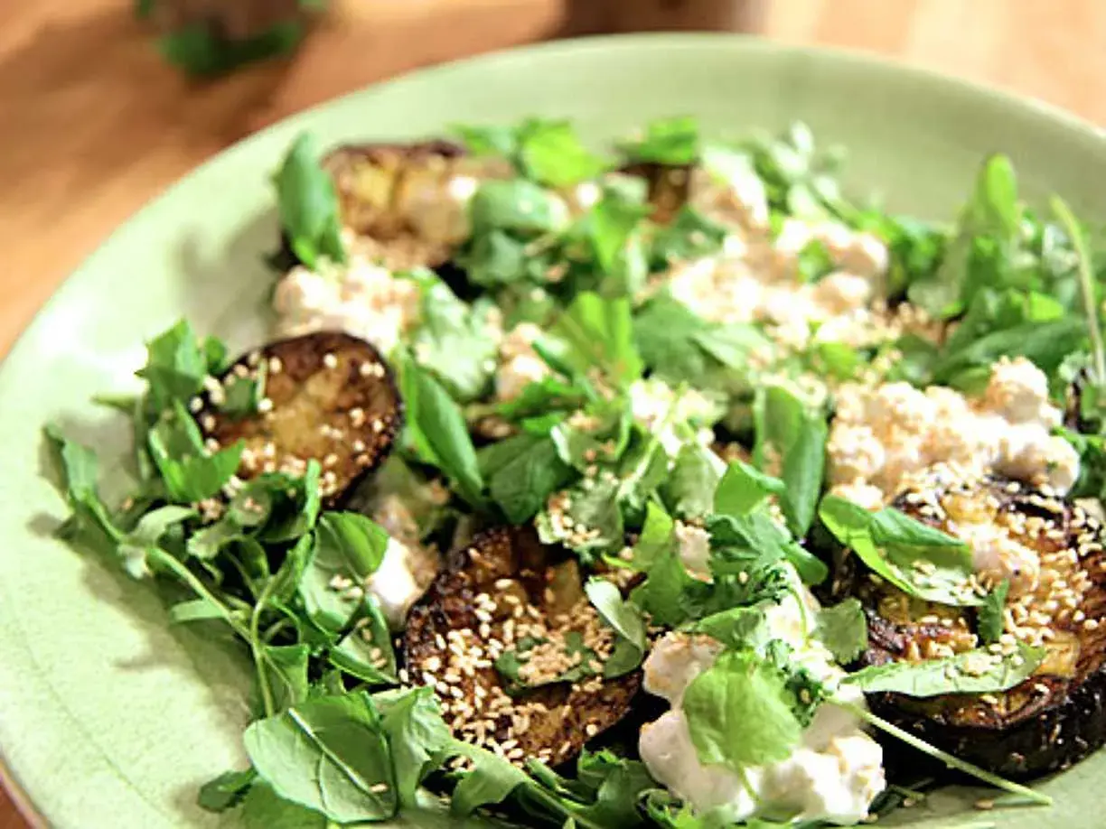 Grillad aubergine med krämig topping och färska örter, ett perfekt aubergine recept för en lätt lunch.
