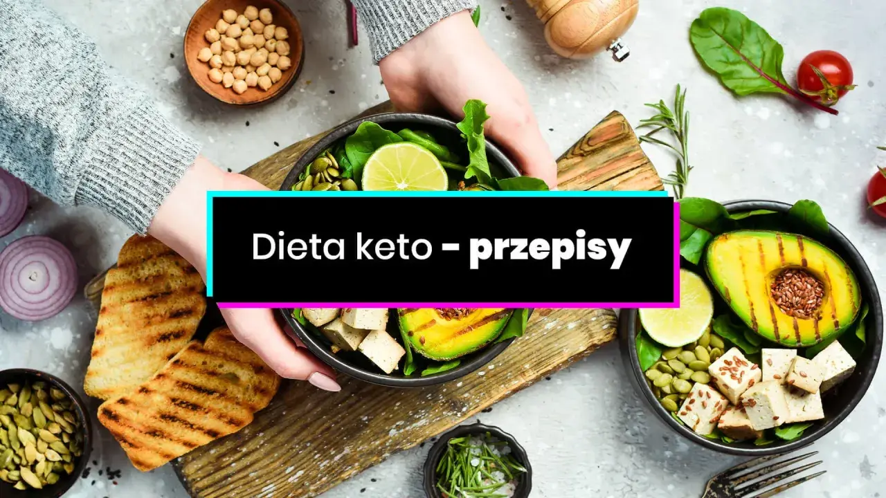 Dłonie trzymają miskę z sałatką keto: awokado, tofu, limonka, pestki. Obok grillowane pieczywo i cebula.
