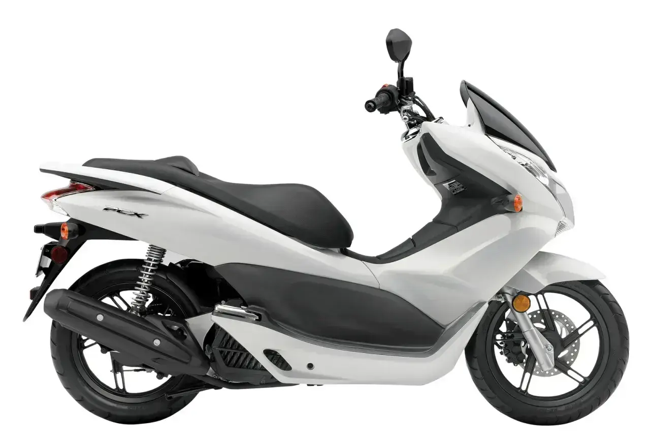 Biały skuter Honda PCX. Zastanawiasz się, ile pali motor 600? Ten model jest bardzo oszczędny.