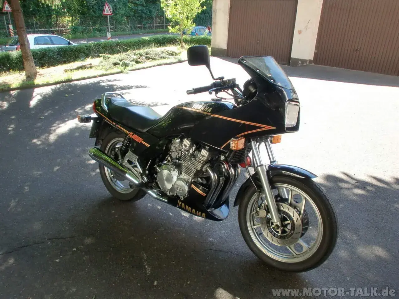Schwarze Yamaha XJ 900 mit orangefarbenen Streifen. Bekannte Yamaha XJ 900 Schwachstellen sind hier nicht sichtbar.