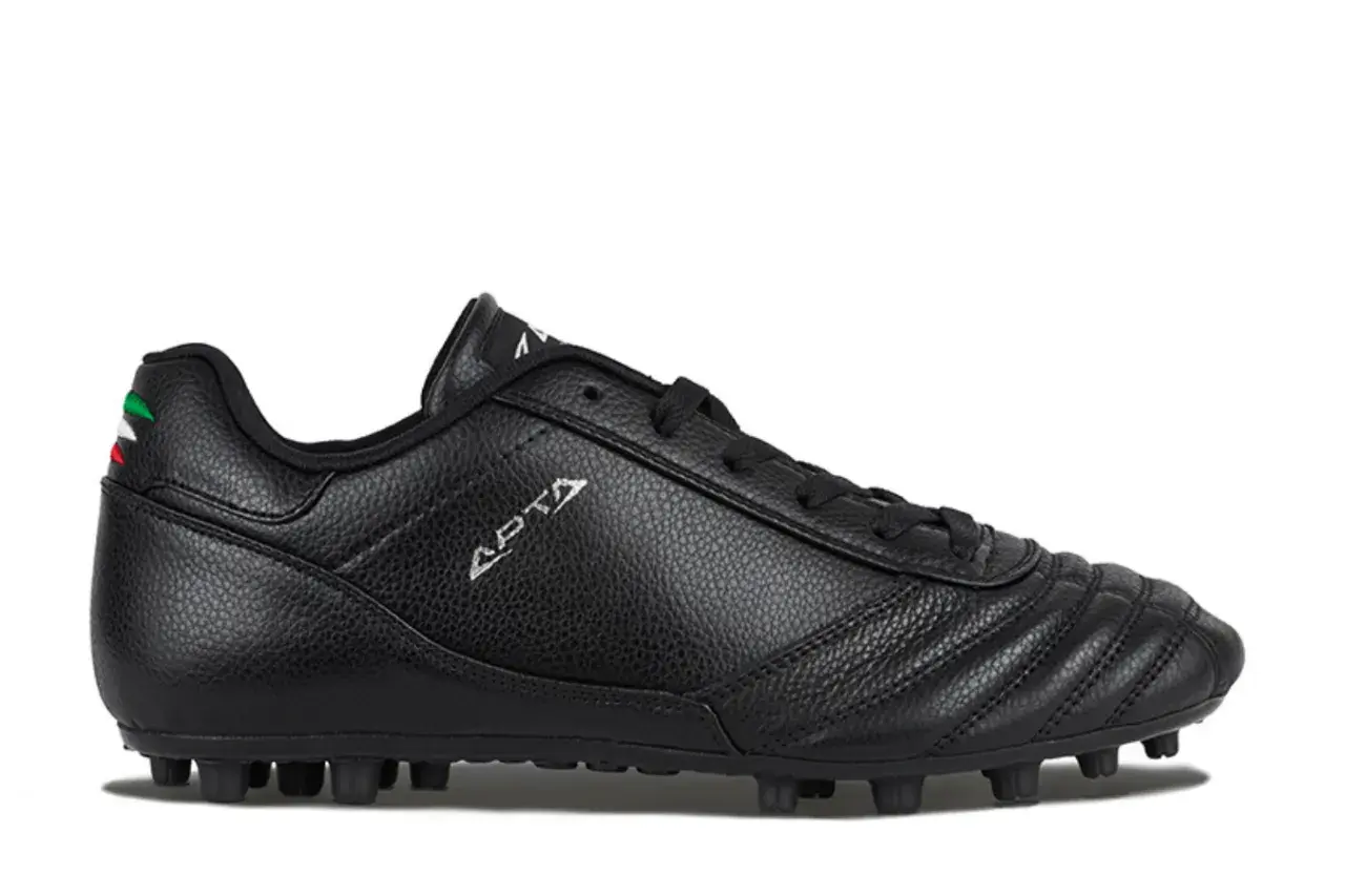 Scarpe da calcio nere con tacchetti, logo APTA e bandierina italiana sul tallone. Pronte per il campo!