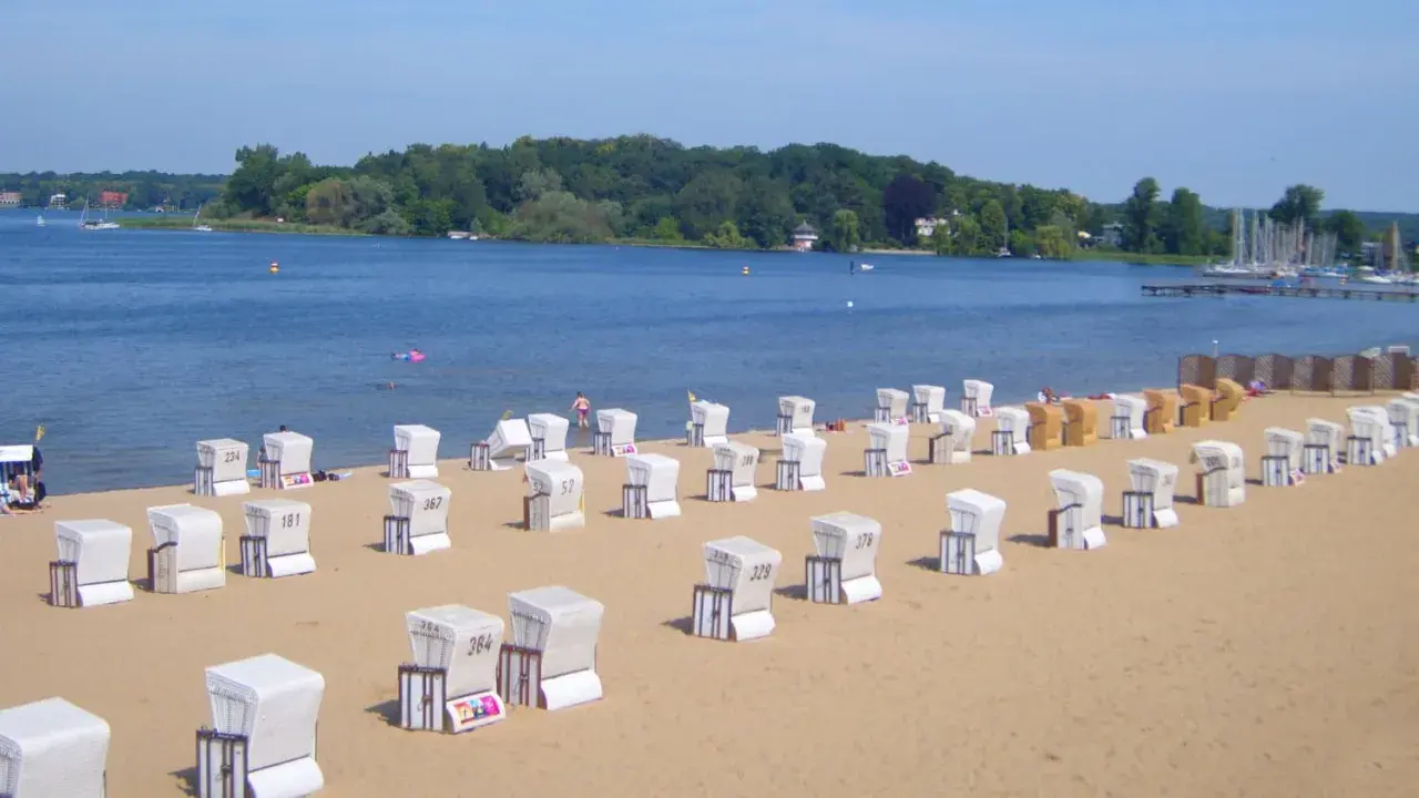 Strandkörbe am Ufer eines Sees, ein typischer Anblick an vielen badeseen deutschland.