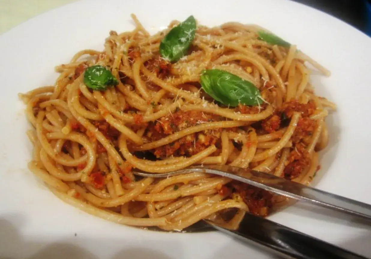 Spaghetti siciliana: prosty przepis na pyszne danie z Sycylii
