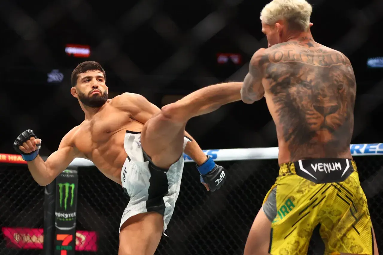 Zawodnik UFC wykonuje wysokie kopnięcie w walce wagi średniej.
