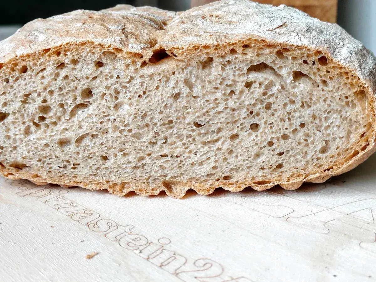 Frisch gebackenes Dinkelbrot mit einer luftigen Krume und knuspriger Kruste. Perfekt zum Dinkelbrot backen.