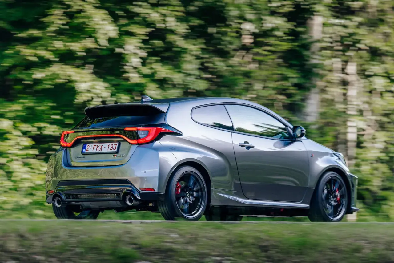 La Toyota Yaris GR scatta sull'asfalto, liberando i suoi cavalli in un turbine di verde.