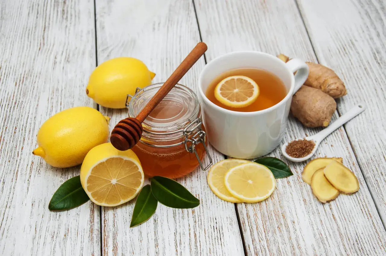 Té de jengibre, limón y miel, un remedio casero para el ardor de estómago.