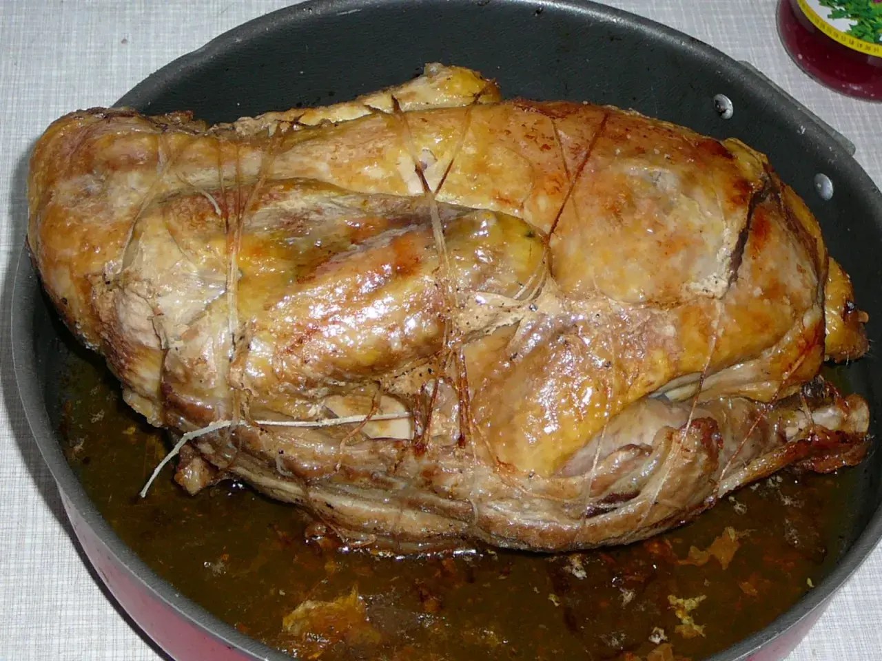 Perliczka pieczona według przepisu Ani z "Ania gotuje", apetycznie rumiana i soczysta, w głębokiej patelni.