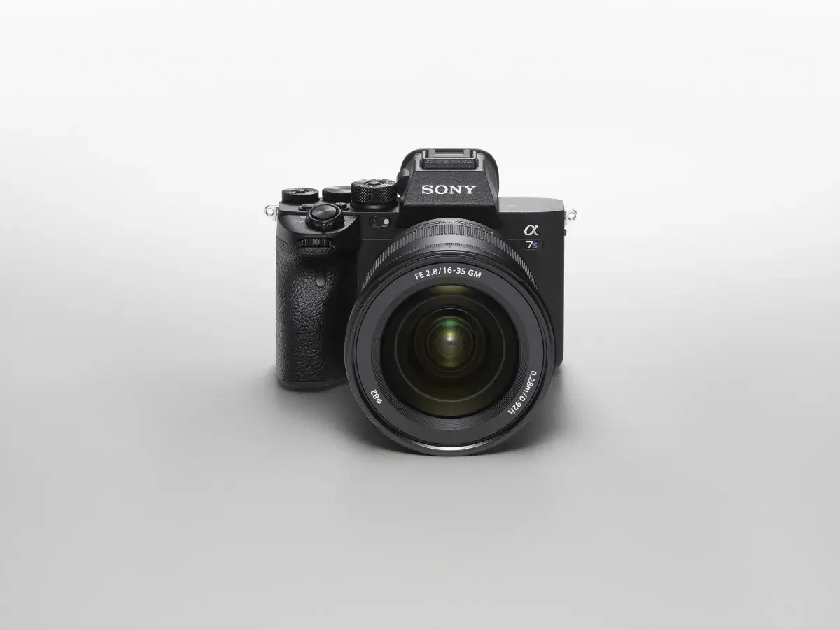 Profesjonalny aparat Sony a7 S3 z obiektywem FE 2.8/16-35 GM.