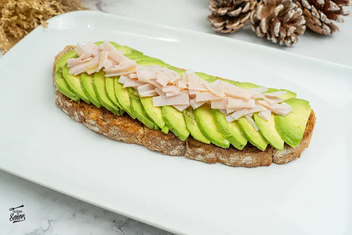 Tostadas con aguacate y pavo, un desayuno o merienda saludable y delicioso.