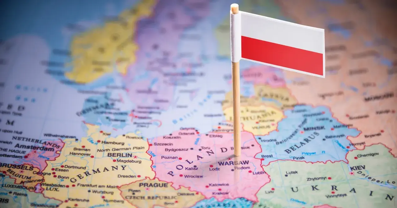 Flaga Polski na mapie Europy, idealna do quizów o Polsce. Poznaj stolice i miasta!