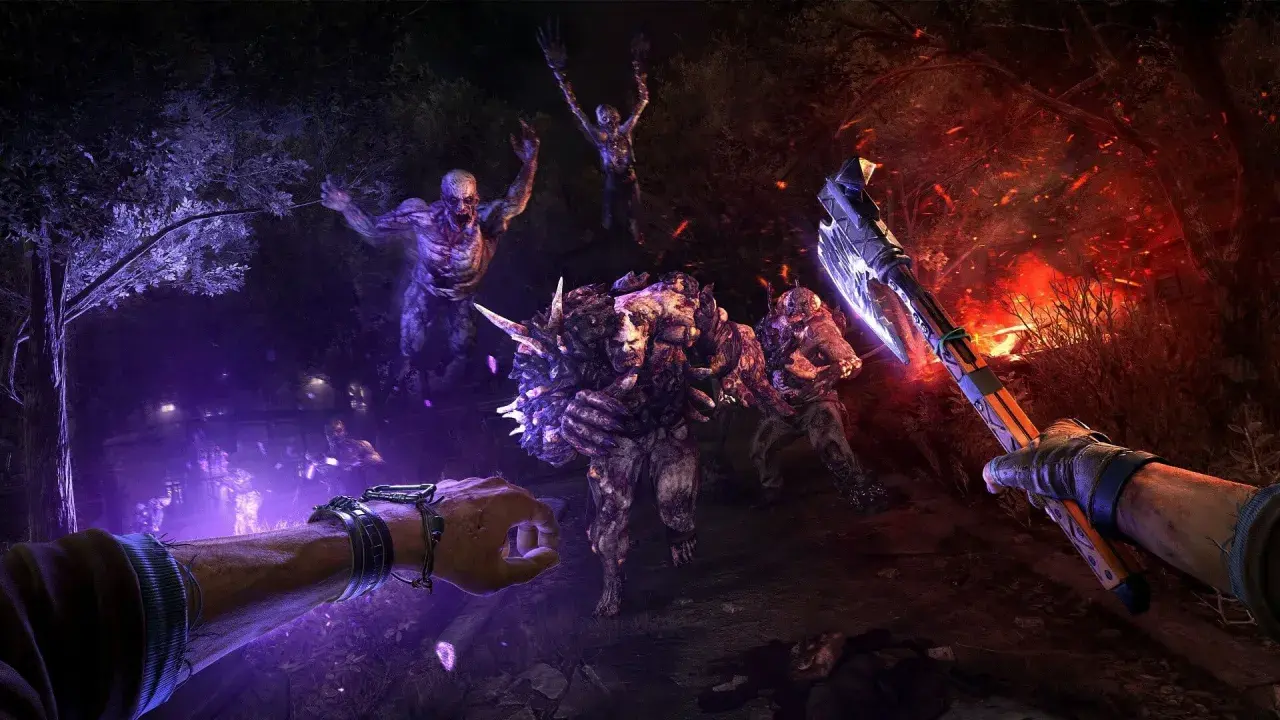 Gracz z toporem walczy z hordą zombie w mrocznym lesie. To jakby mieć Dying Light 2 trainer w ręku, ale to tylko gra.