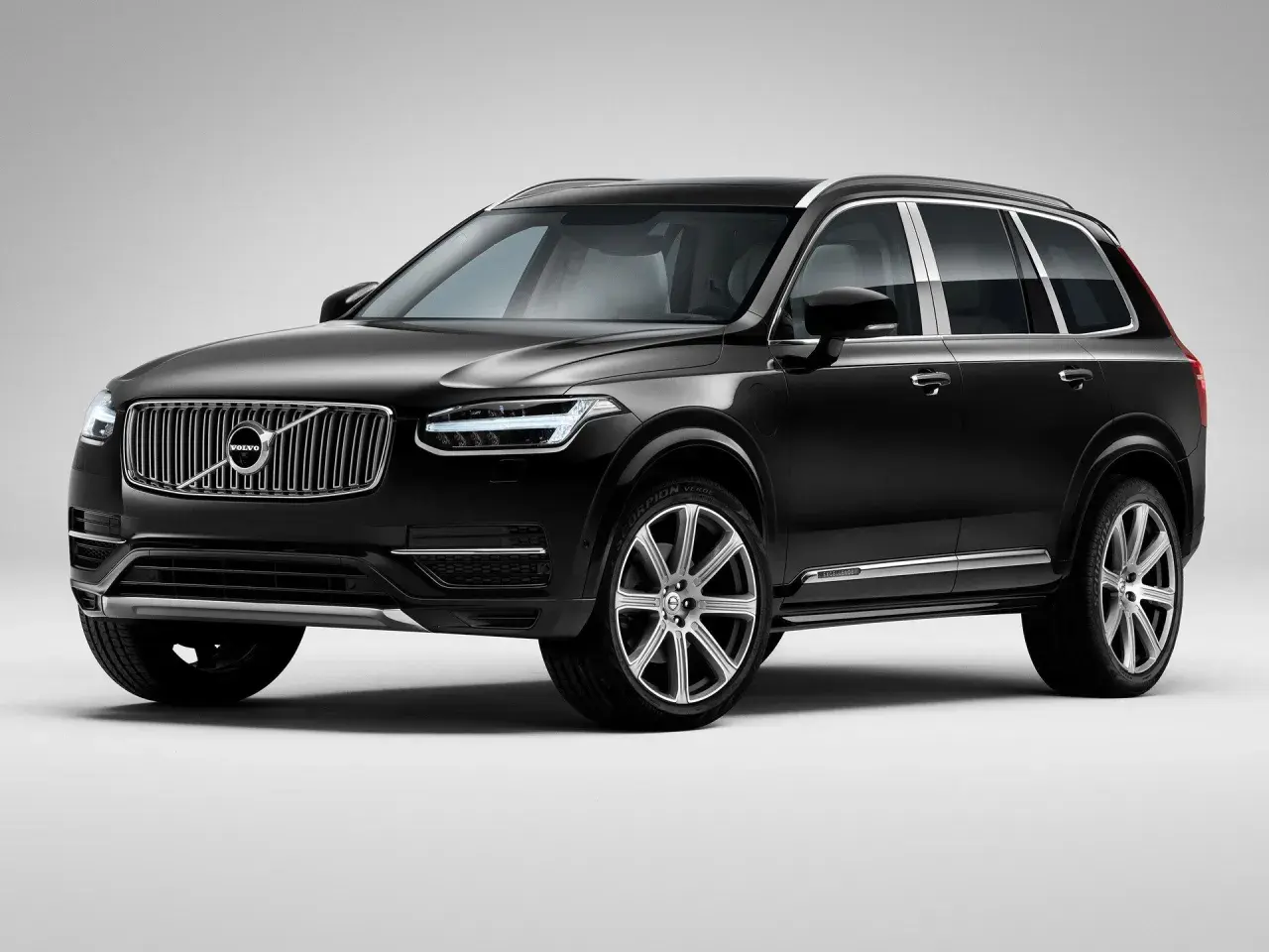 Elegancki czarny Volvo XC90 na tle białego tła. Sprawdź aktualną volvo xc90 cena.