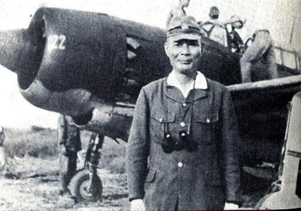 En japansk kamikaze pilot står framför ett flygplan.