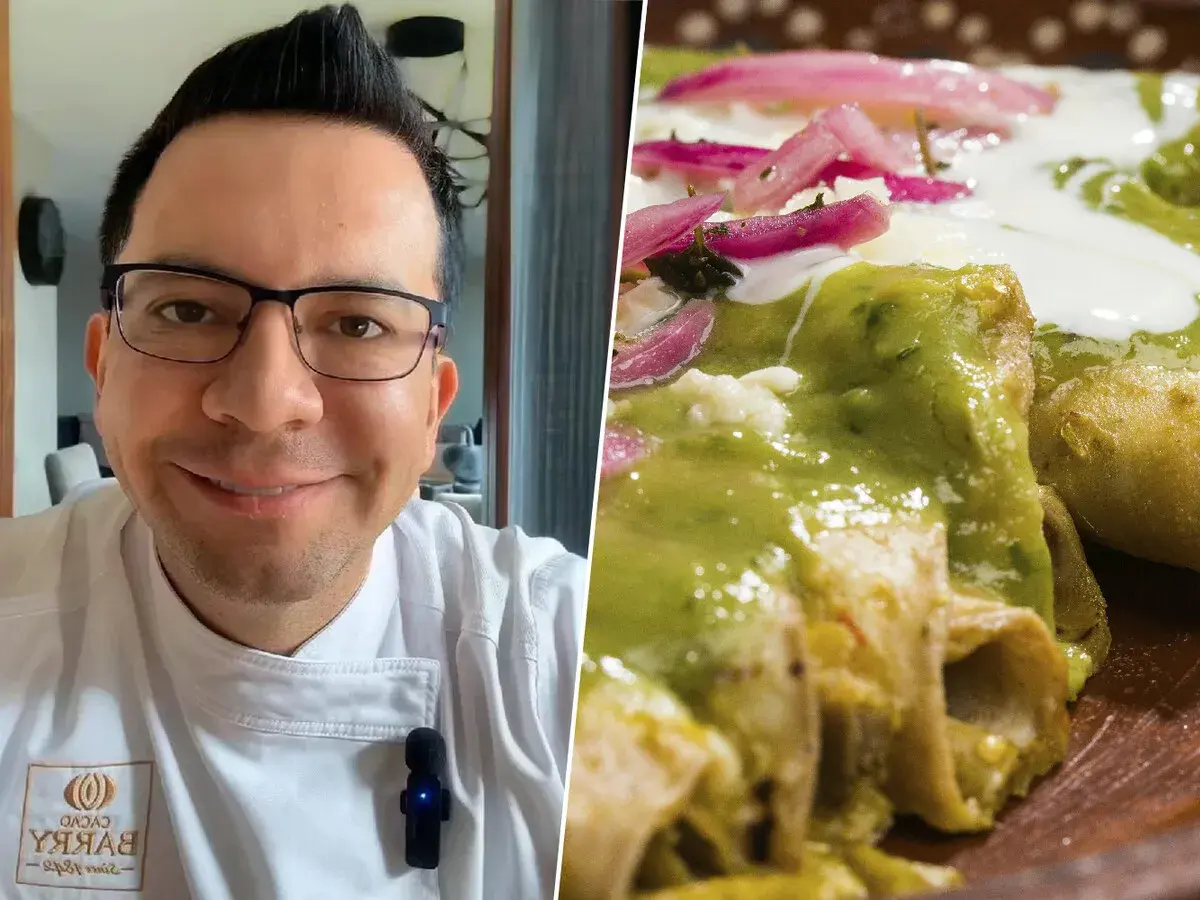 Chef sonriente con su delicia de enchiladas cubiertas con vibrante salsa verde, cebolla morada y crema.