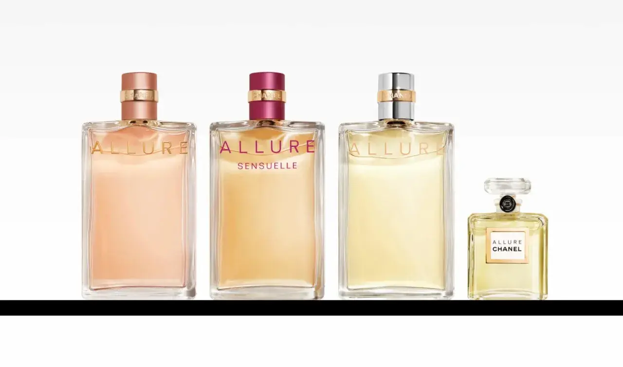 Cztery flakoniki perfum Chanel Allure, w tym wersja Sensuelle, prezentują różne odcienie płynów i nakrętek, tworząc elegancką kompozycję.
