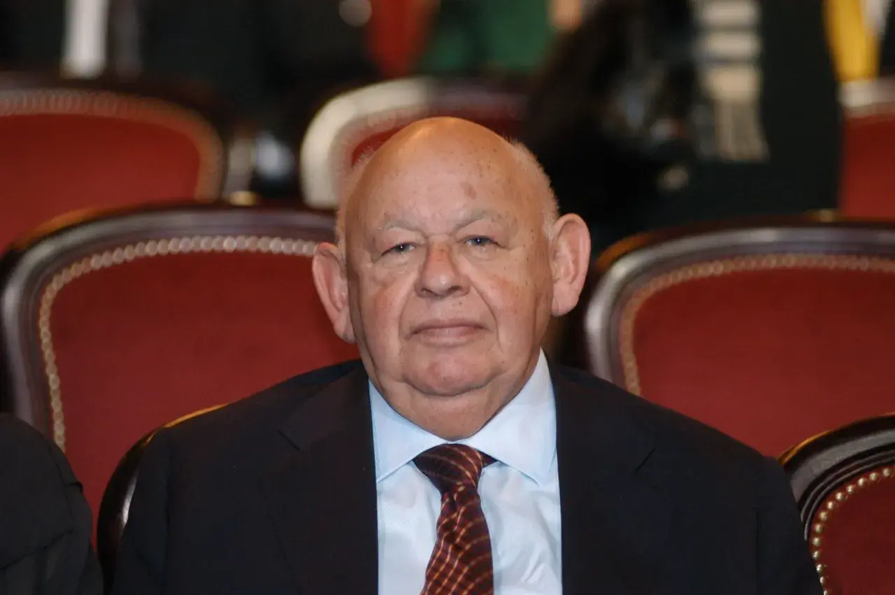 Jerzy Urban, choć na zdjęciu wygląda na starszego, w młodości był znany ze swojego ciętego języka i kontrowersyjnych wypowiedzi.