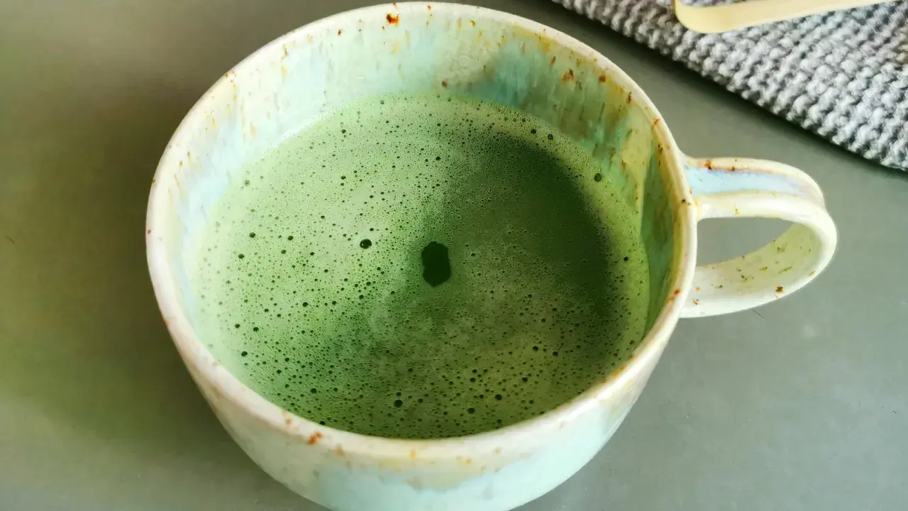 Eine Tasse cremiger Usucha Matcha mit feinem Schaum.