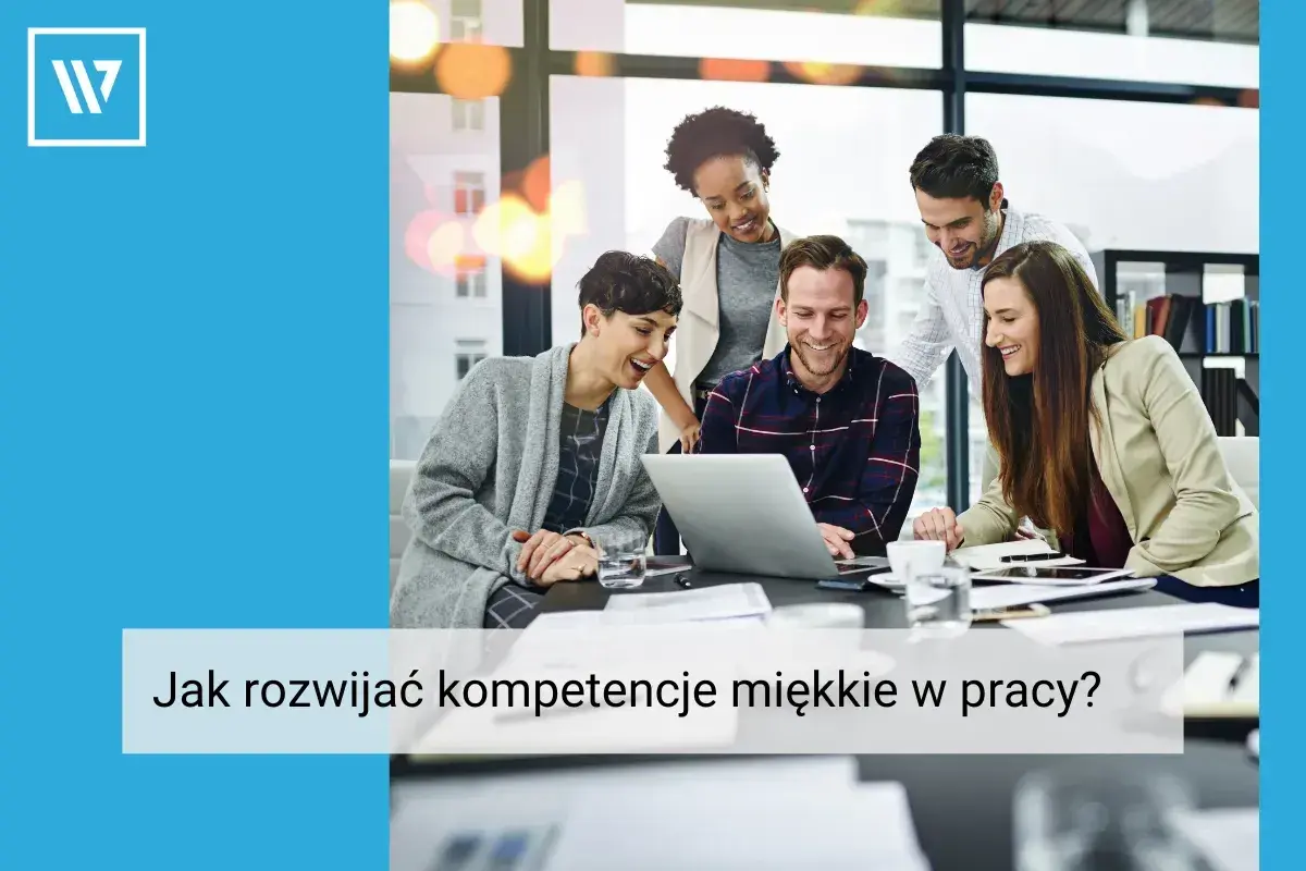 Zespół współpracuje przy laptopie, śmiejąc się i dyskutując. Rozwijanie umiejętności miękkich w pracy jest kluczowe dla sukcesu.