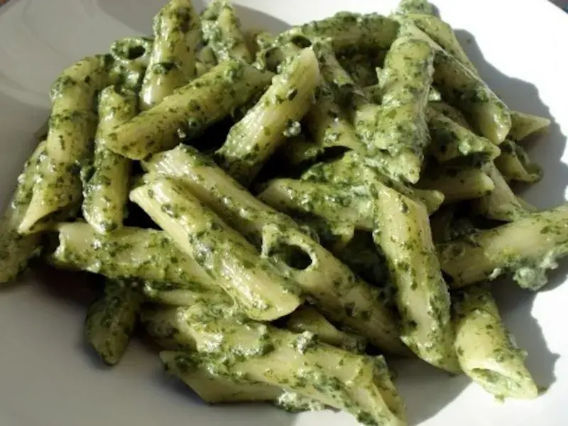 Pyszny przepis na penne konjac ze szpinakiem, który zaskoczy smakiem