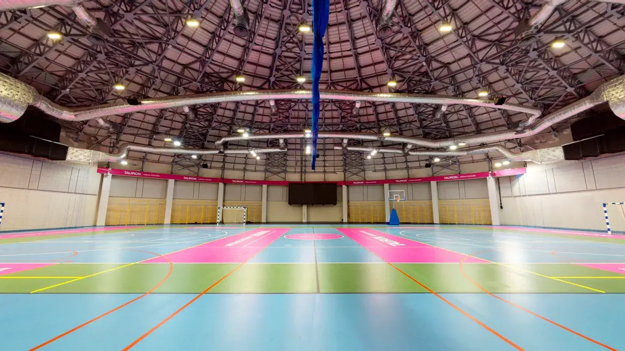 Wielofunkcyjna hala Tauron Arena Kraków, gotowa na emocjonujące koncerty i wydarzenia sportowe.