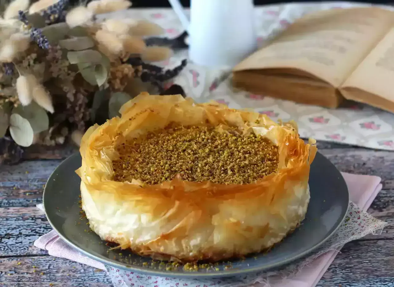 En krispig pistage cheesecake med filodeg och en generös topping av hackade pistagenötter. Perfekt för en mysig fikastund.