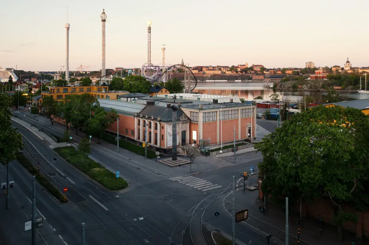 Liljevalchs konsthall i Stockholm, med nöjesparken Gröna Lund i bakgrunden.