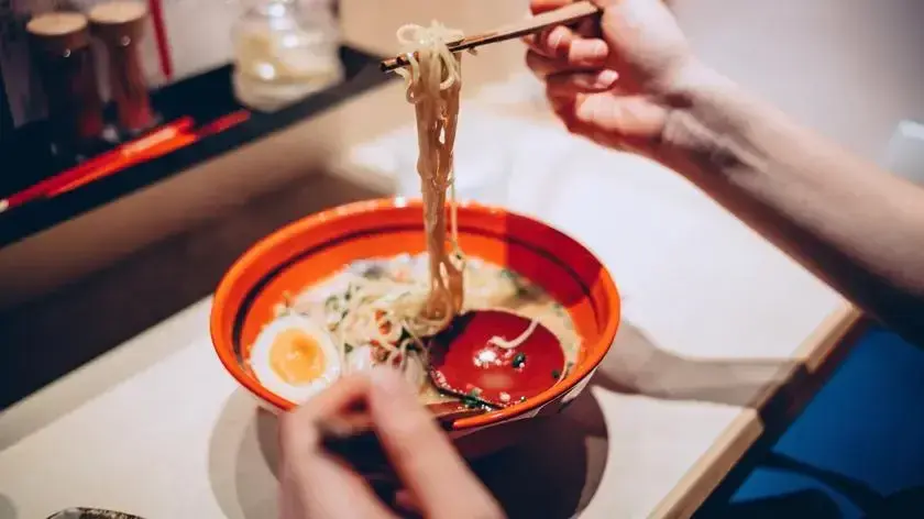Czy można jeść ramen w ciąży? Bezpieczne składniki i porady