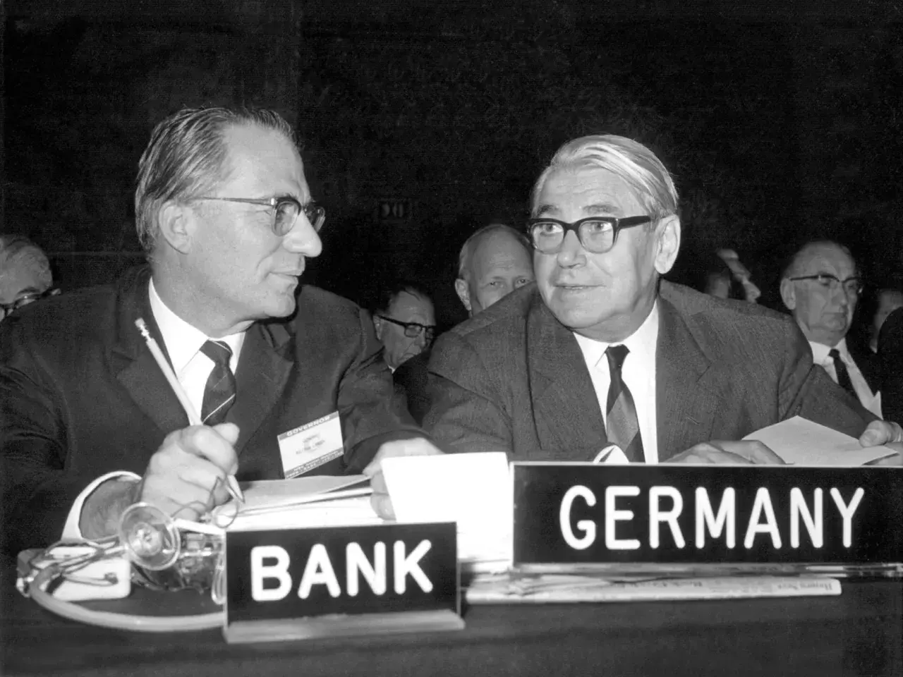 Karl Blessing, Präsident der Deutschen Bundesbank, im Gespräch bei einer Bankenkonferenz.