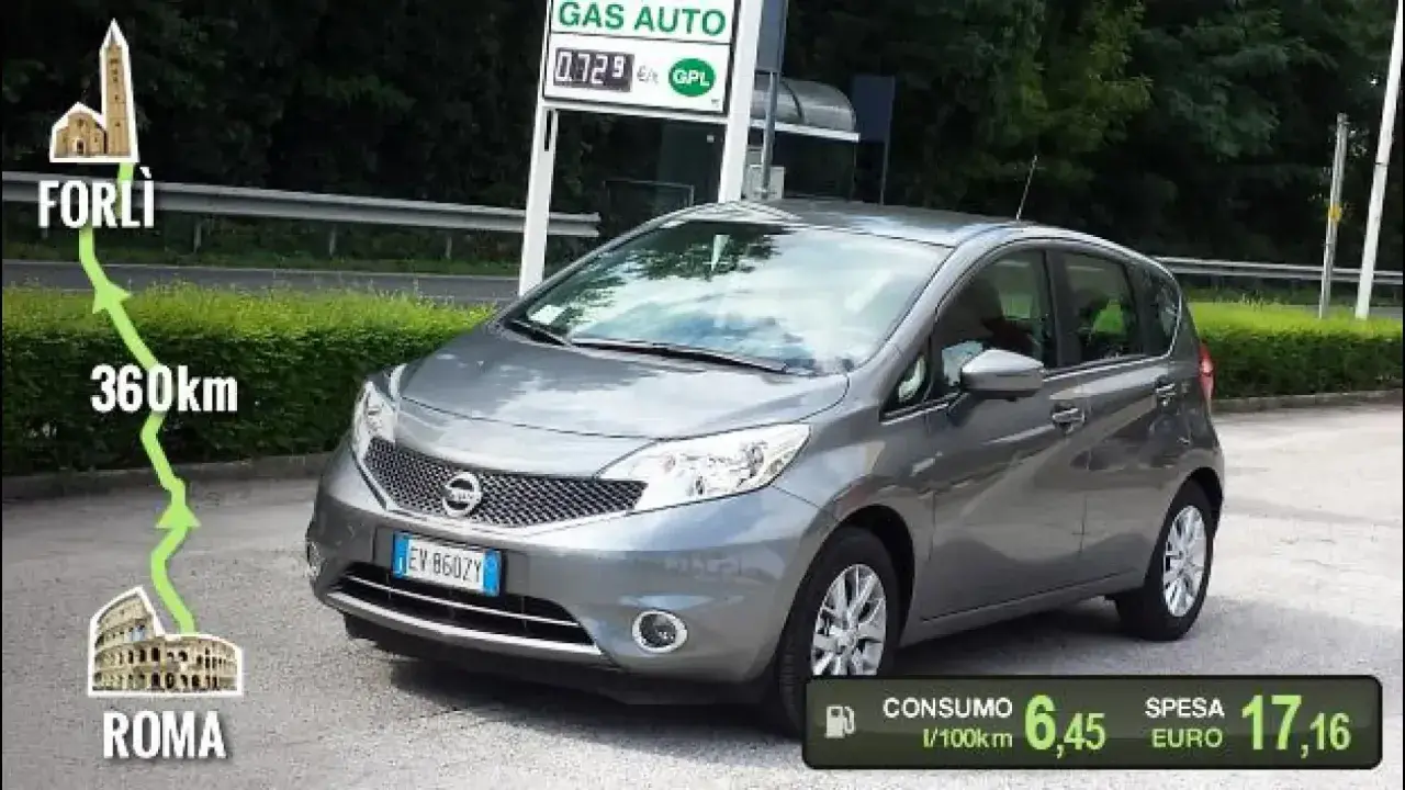 Nissan Note GPL grigio in sosta a una stazione di servizio, con indicazione del percorso da Forlì a Roma (360 km).