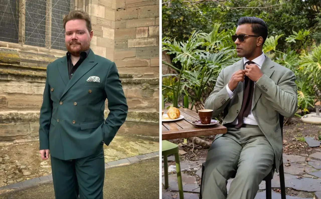 Deux hommes portent un costume vert. L'un, à gauche, est devant une église. L'autre, à droite, est assis à une table de café.