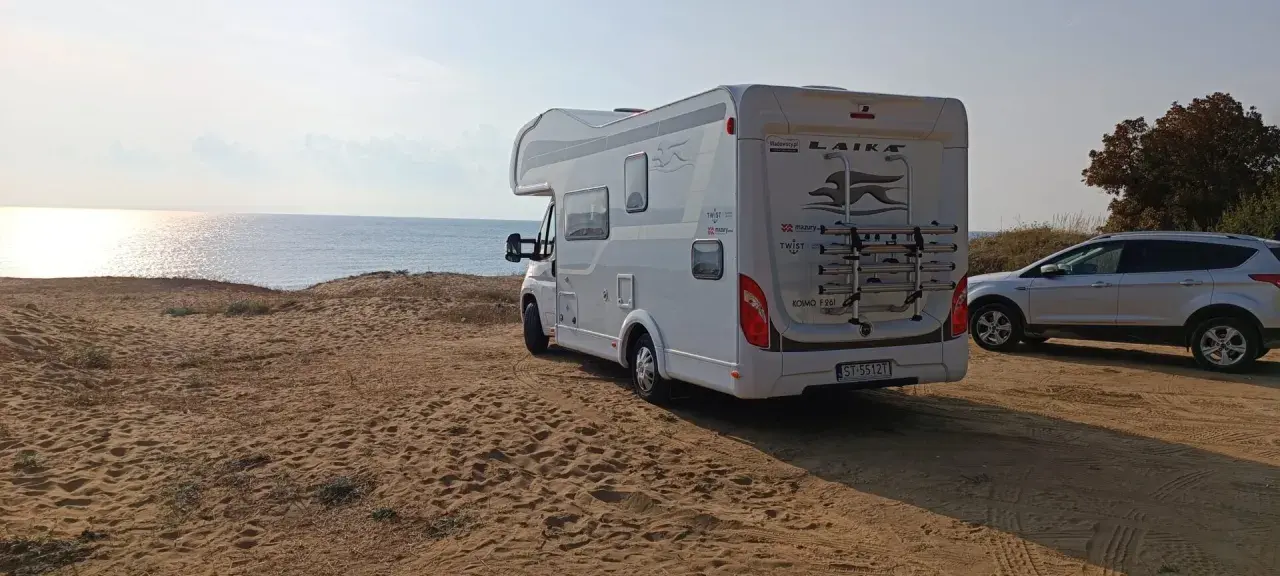 Kamper i samochód na piaszczystej plaży nad morzem. Niezwykłe widoki i ciekawe miejsca czekają na odkrycie. Bułgaria ciekawostki.