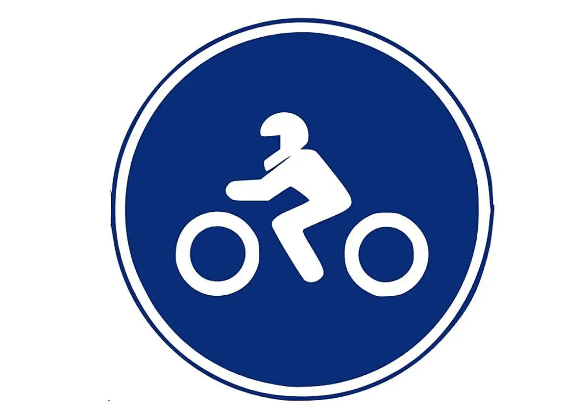 Señal azul con silueta blanca de un motorista. Indica una vía obligatoria para motos.