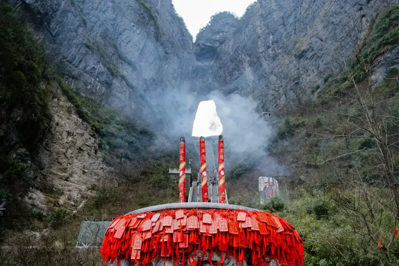 Un gran incensario con amuletos rojos cuelga ante la **puerta del cielo china**, una abertura natural en la montaña.