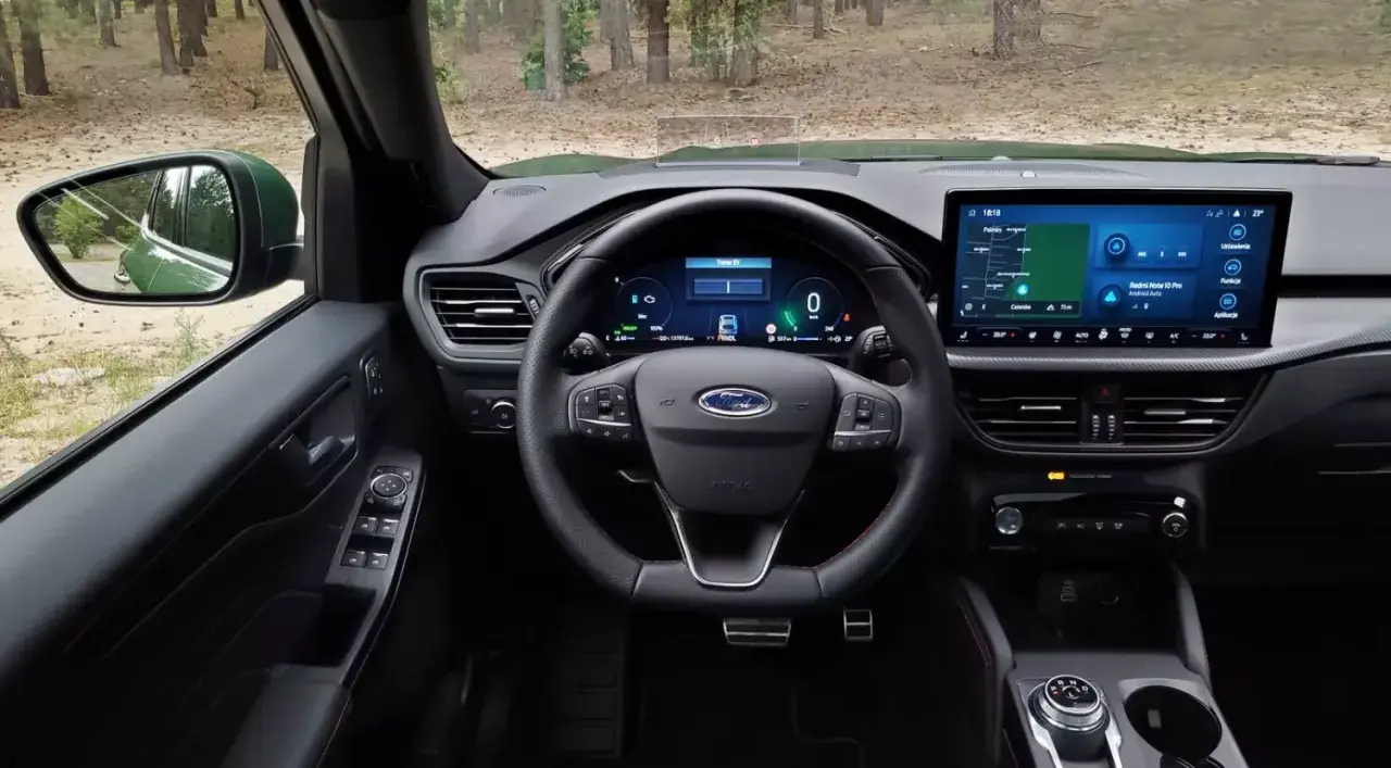 Wnętrze Ford Kuga. Na desce rozdzielczej widać kontrolki sugerujące usterkę silnika i brak mocy.