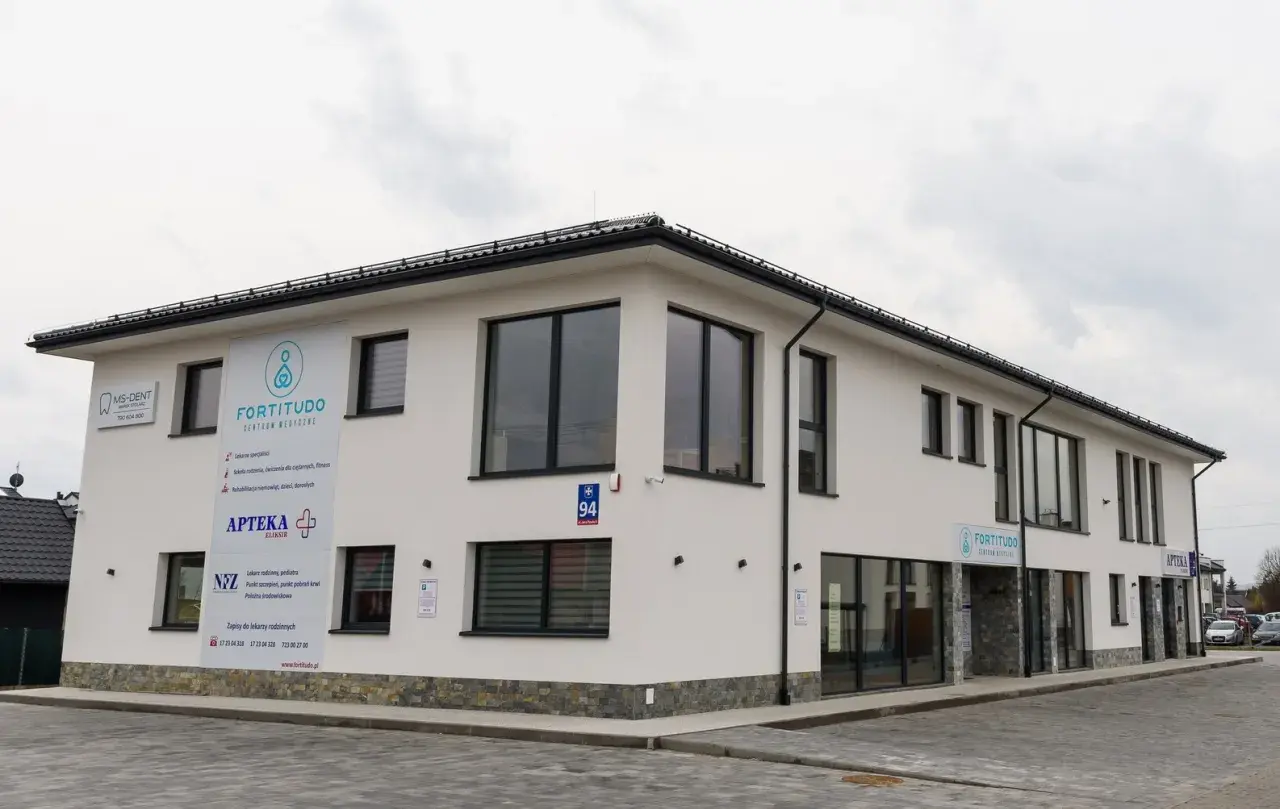 Nowoczesny budynek centrum medycznego Fortitudo w Rzeszowie z szyldami placówek.