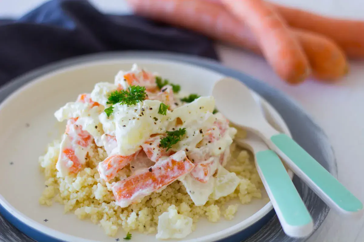 Couscous mit Karotten-Kartoffel-Salat, cremig und mit Petersilie garniert. Perfekt für couscous baby!
