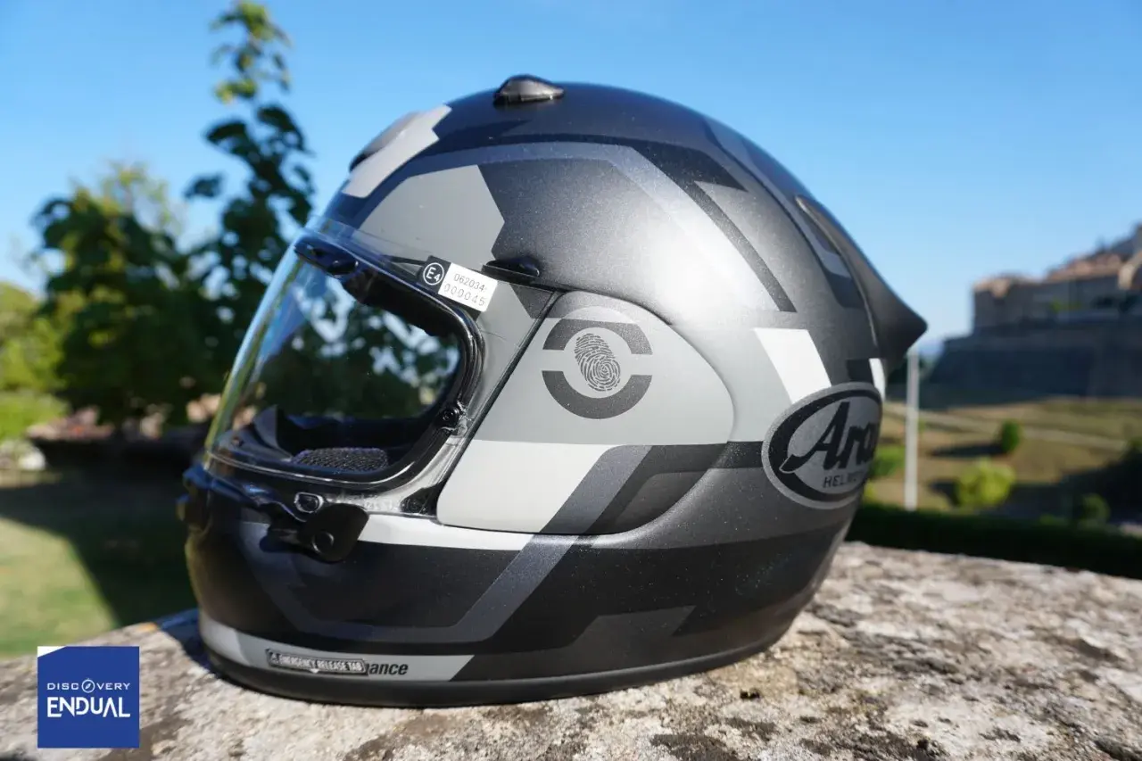 Casco moto Arai con grafica camouflage, conforme alla normativa casco moto. Certificazione E4 visibile.