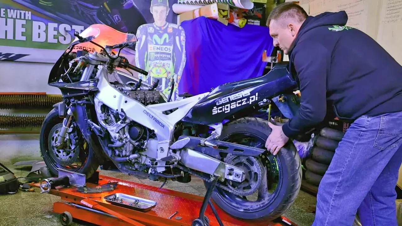 Mężczyzna przy motocyklu sportowym, który nie reaguje po przekręceniu kluczyka.